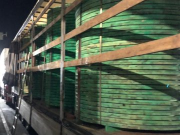 Цигарок на майже 6 млн грн: викрили ділків, які перевозили нелегальний товар у кабельних котушках.ВІДЕО