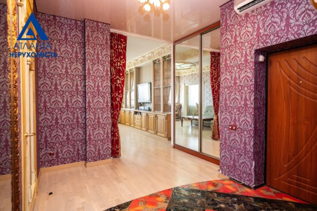 Позолота, ліпнина, вітражі: у Луцьку продають квартиру в «пшонка-стайлі». ФОТО