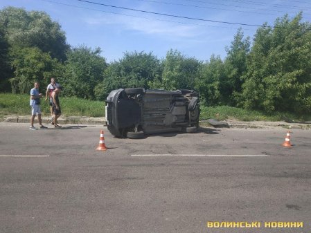 У Луцьку через зіткнення перевернувся мінівен. ФОТО