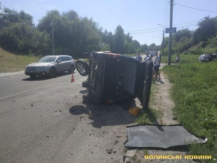 У Луцьку через зіткнення перевернувся мінівен. ФОТО