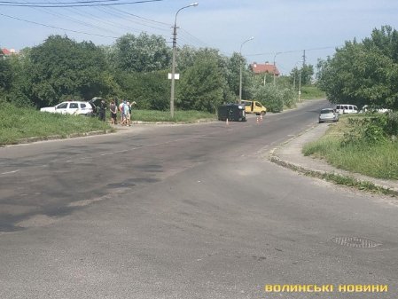 У Луцьку через зіткнення перевернувся мінівен. ФОТО
