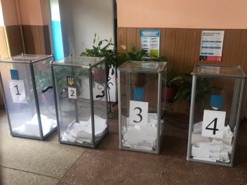 На Волині член ДВК проголосував за межами кабінки