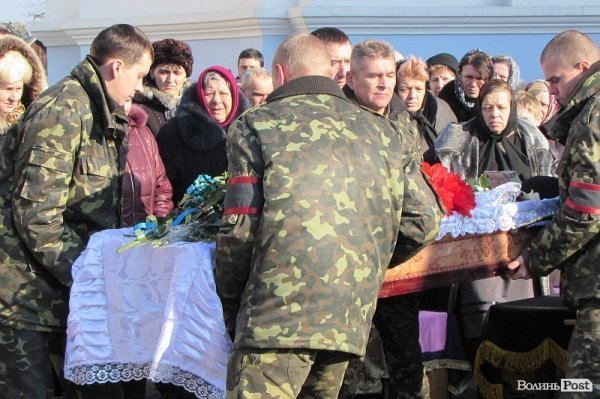У Володимирі-Волинському попрощалися із загиблим бійцем. ФОТО