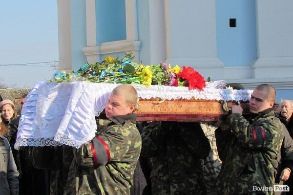 У Володимирі-Волинському попрощалися із загиблим бійцем. ФОТО
