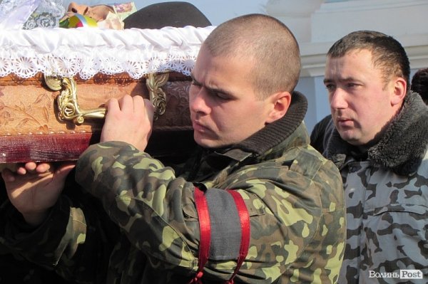 У Володимирі-Волинському попрощалися із загиблим бійцем. ФОТО