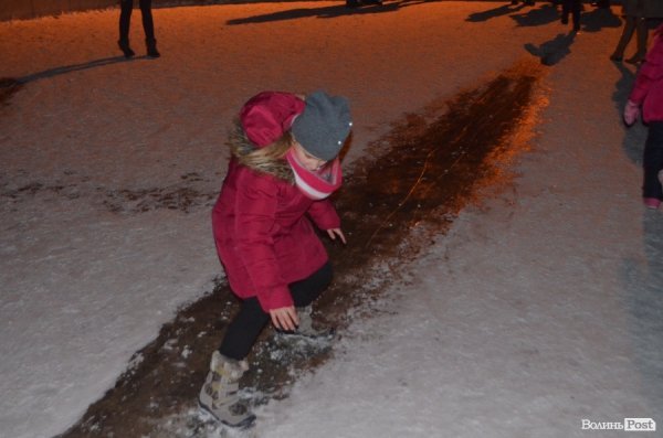 Діти зробили собі ковзанку у фонтані в центрі Луцька. ФОТО 