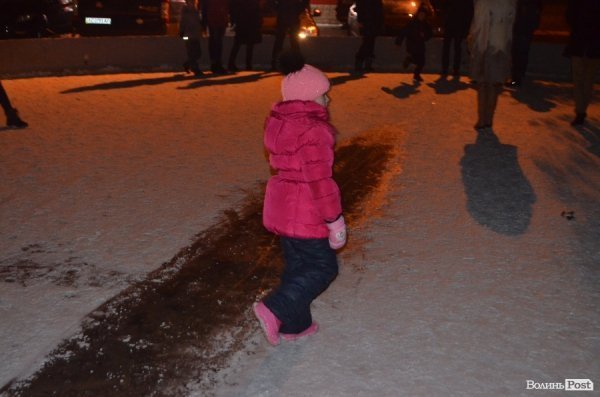 Діти зробили собі ковзанку у фонтані в центрі Луцька. ФОТО 