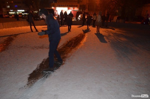 Діти зробили собі ковзанку у фонтані в центрі Луцька. ФОТО 
