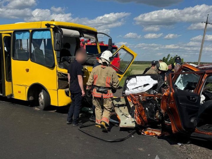 На Волині шкільний автобус зіткнувся з легковиком, є загиблий і травмовані. ФОТО