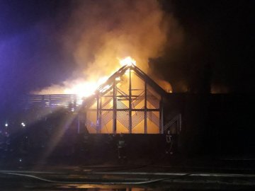 У Рівному вночі вщент згорів ресторан. ФОТО