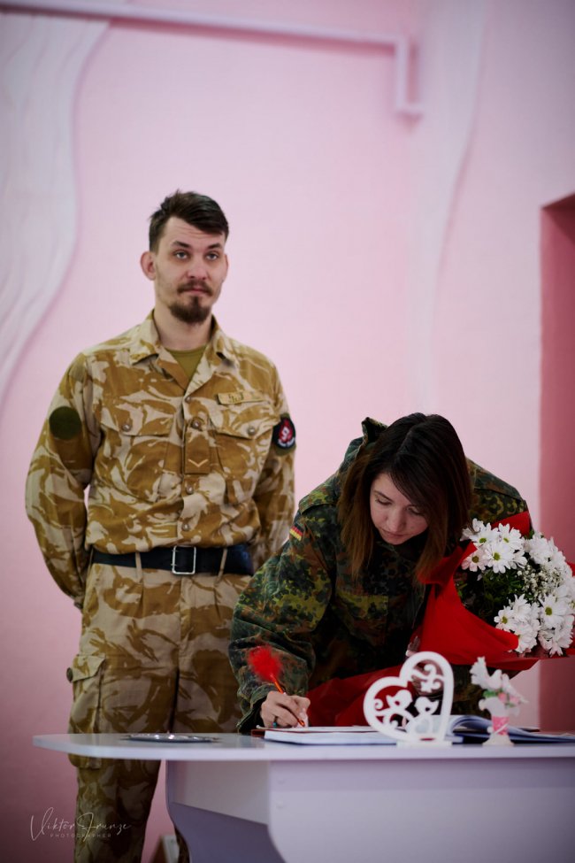 Війна коханню не завада: на Рівненщині одружилися військовослужбовець та волонтерка