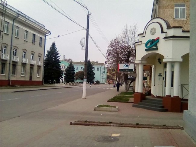 На Волині банк виписав останнє попередження підліткам, які люблять «тусуватись» біля банкомату. ФОТО