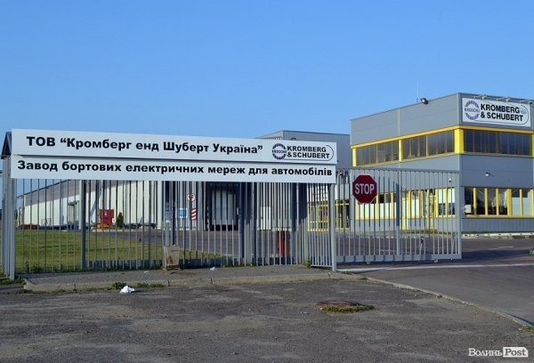 Біля заводу «Кромберг енд Шуберт» – тиша. Але всередині кипить робота ранкової зміни трудяг.