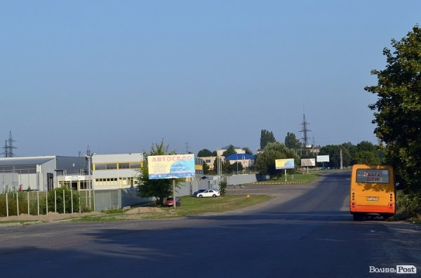 Біля заводу і «Нового ринку» хоч на роликах катайся.