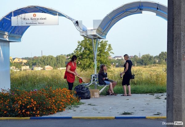 Ранкові гості на зупинці. Продавчиня не зважає на дівчат з пивом. Треба підготувати магазин для відвідувачів. Старається!