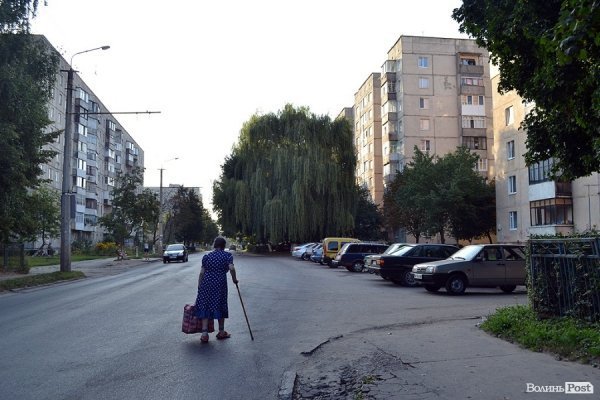 Навіть підвезти стареньку нікому :(