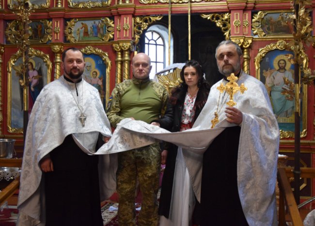 Після першої ротації вирішили взяти церковний шлюб: на Волині повінчався воїн-прикордонник. ФОТО