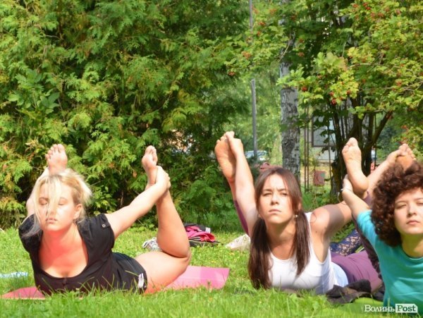 Осінь у Луцьку зустрічали йогою. ФОТО