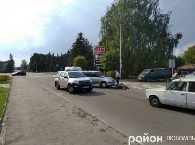 У центрі волинського міста –  аварія: мінівен зіткнувся з мопедом. ФОТО