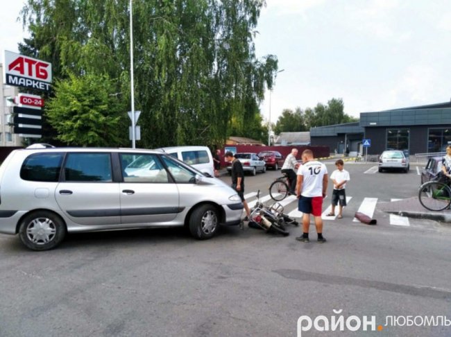 У центрі волинського міста –  аварія: мінівен зіткнувся з мопедом. ФОТО