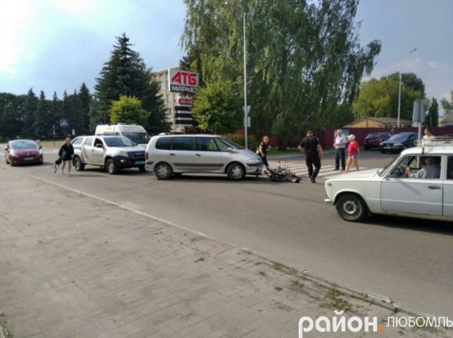У центрі волинського міста –  аварія: мінівен зіткнувся з мопедом. ФОТО