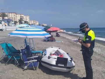 В Іспанії штрафують туристів, які лишають на пляжах свої речі, щоб «зарезервувати» місце. ФОТО