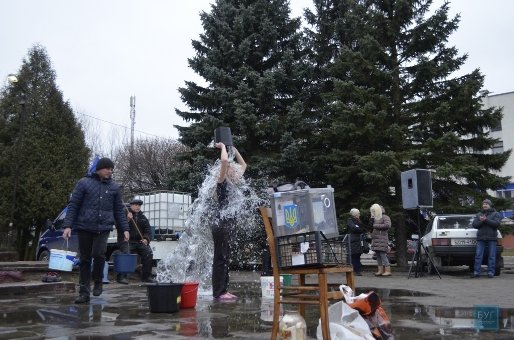 На Волині дорослі і діти обливались водою на допомогу бійцям. ФОТО