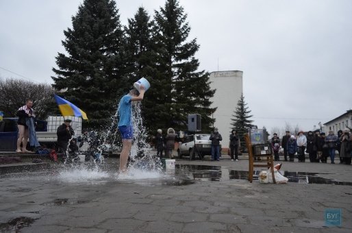 На Волині дорослі і діти обливались водою на допомогу бійцям. ФОТО