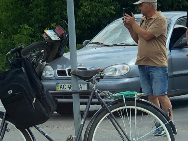 На Волині автівка збила мотоцикліста з дитиною. ФОТО