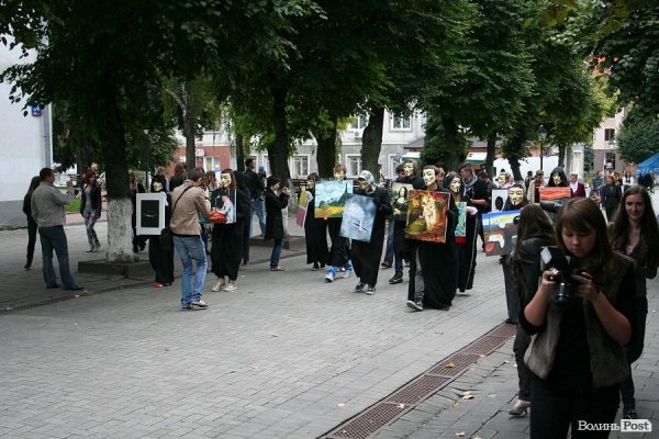 По Луцьку ходила «чортівня» з картинами. ФОТО