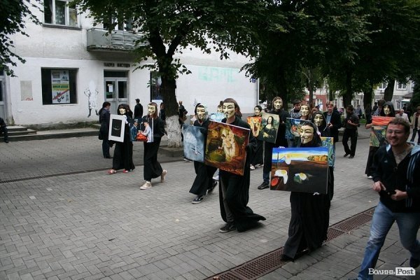По Луцьку ходила «чортівня» з картинами. ФОТО