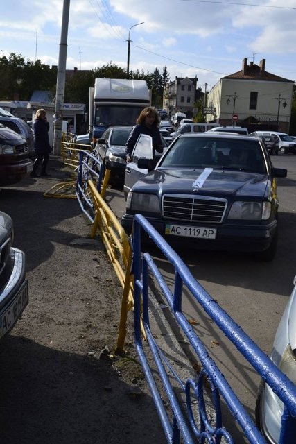 На парковці в Луцьку на машину впав паркан