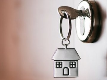 У Луцьку дитині-сироті та чоловіку з інвалідністю дали квартири соціального призначення