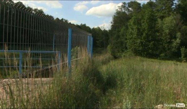 Жирівський канал, по середині якого проходив державний кордон