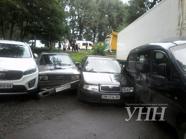 У Хмельницькому вантажівка протаранила чотири автівки та врізалася в будинок. ФОТО