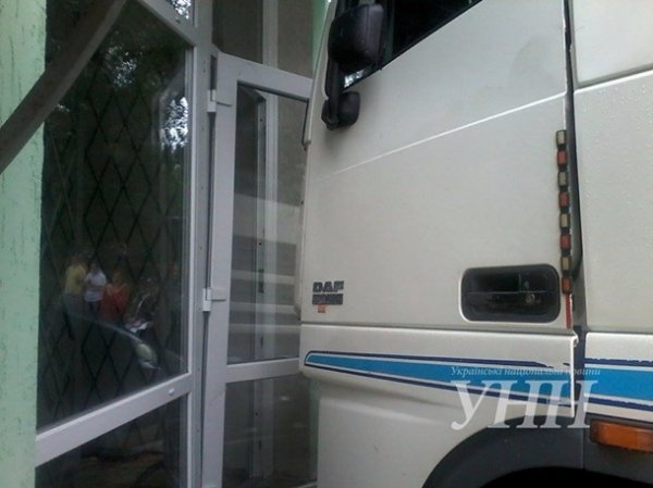 У Хмельницькому вантажівка протаранила чотири автівки та врізалася в будинок. ФОТО