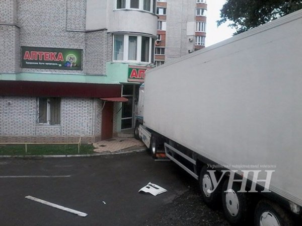 У Хмельницькому вантажівка протаранила чотири автівки та врізалася в будинок. ФОТО