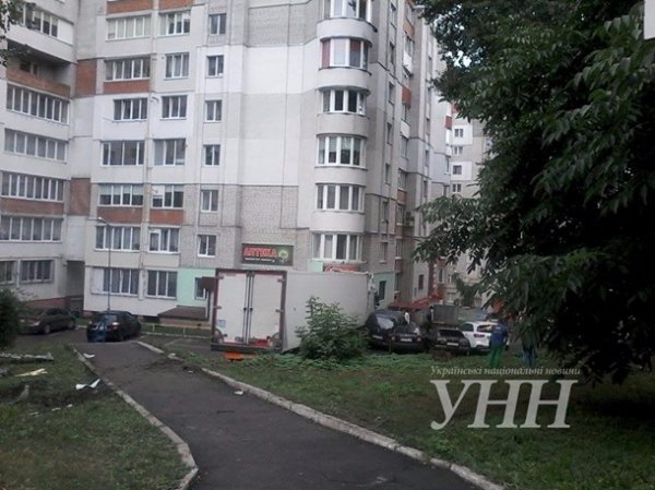 У Хмельницькому вантажівка протаранила чотири автівки та врізалася в будинок. ФОТО