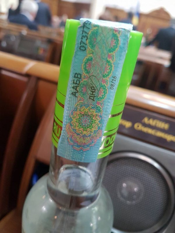 Луцький нардеп показав алкоголь з акцизом «ДНР», який продають в Україні