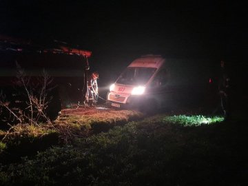 На Волині «швидка», яка їхала на виклик до хворої, застрягла на ґрунтовій дорозі. ВІДЕО