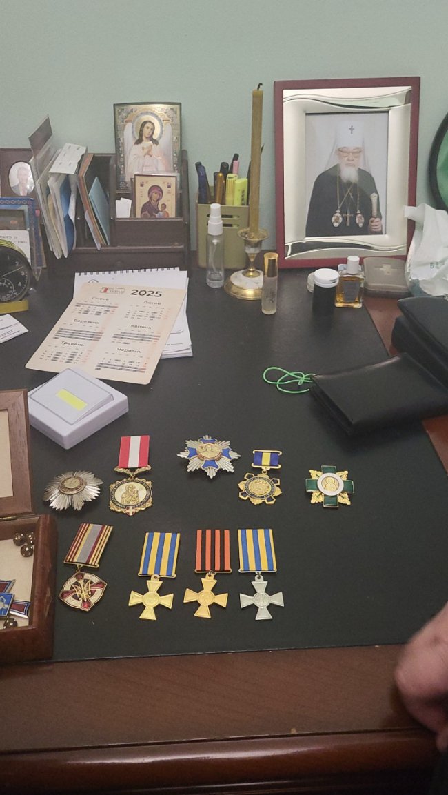 Двоголовий орел та георгіївські стрічки: в Успенському соборі у Володимирі знайшли російські символи