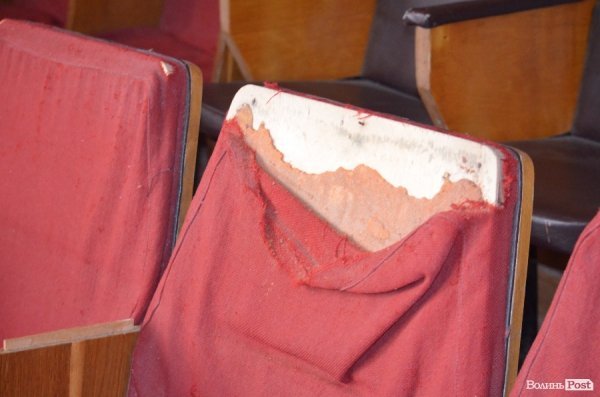 Музшколи Луцька: зал без світла, вікна старі, хори репетирують в коридорі. ФОТО