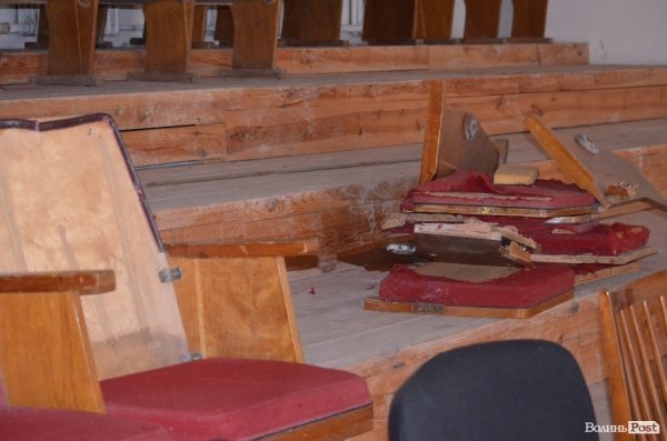 Музшколи Луцька: зал без світла, вікна старі, хори репетирують в коридорі. ФОТО