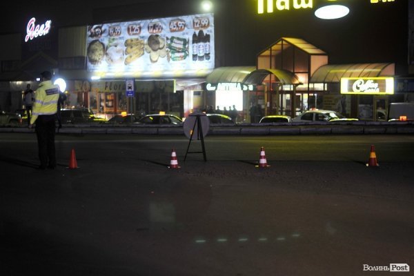 Аварія у Луцьку: машина розтрощила стовп, вулиця – без світла. ФОТО. ВІДЕО