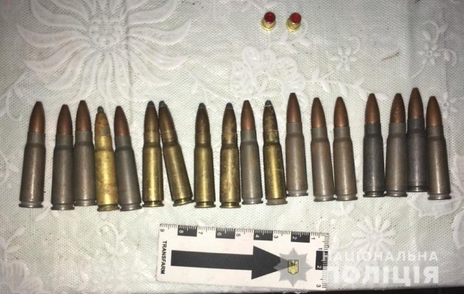 Поліцейські вилучили у волинян приховані набої. ФОТО