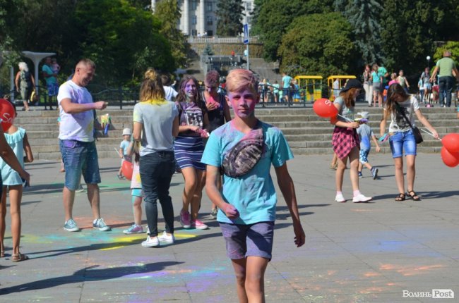 Кольорова подія року: як у Луцьку святкують День молоді. ФОТО