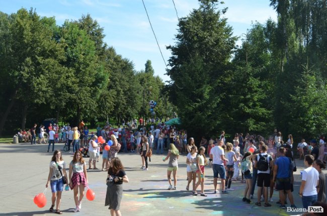 Кольорова подія року: як у Луцьку святкують День молоді. ФОТО