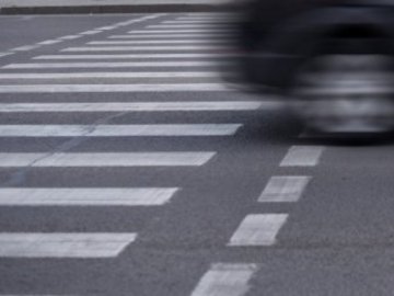 У Луцьку на Ковельській легковик збив жінку на переході 