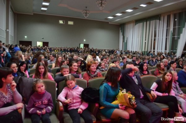 DZIDZIO показав луцьким студентам волохате пузо. ФОТО  