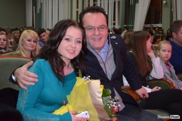 DZIDZIO показав луцьким студентам волохате пузо. ФОТО  